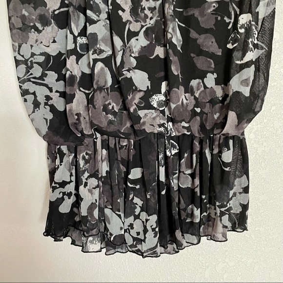 Express - Sleeveless Gray Floral Top - Size S/P - Picture 6 of 6